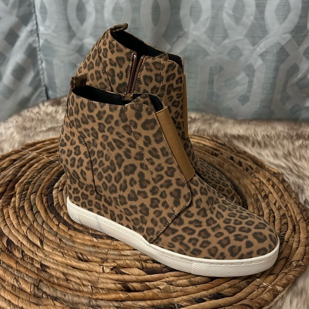 Women’s Size 9.5 Leopard Print Shoes Wedge Boots Zip Sneaker Booties Athlefit - Picture 2 of 7